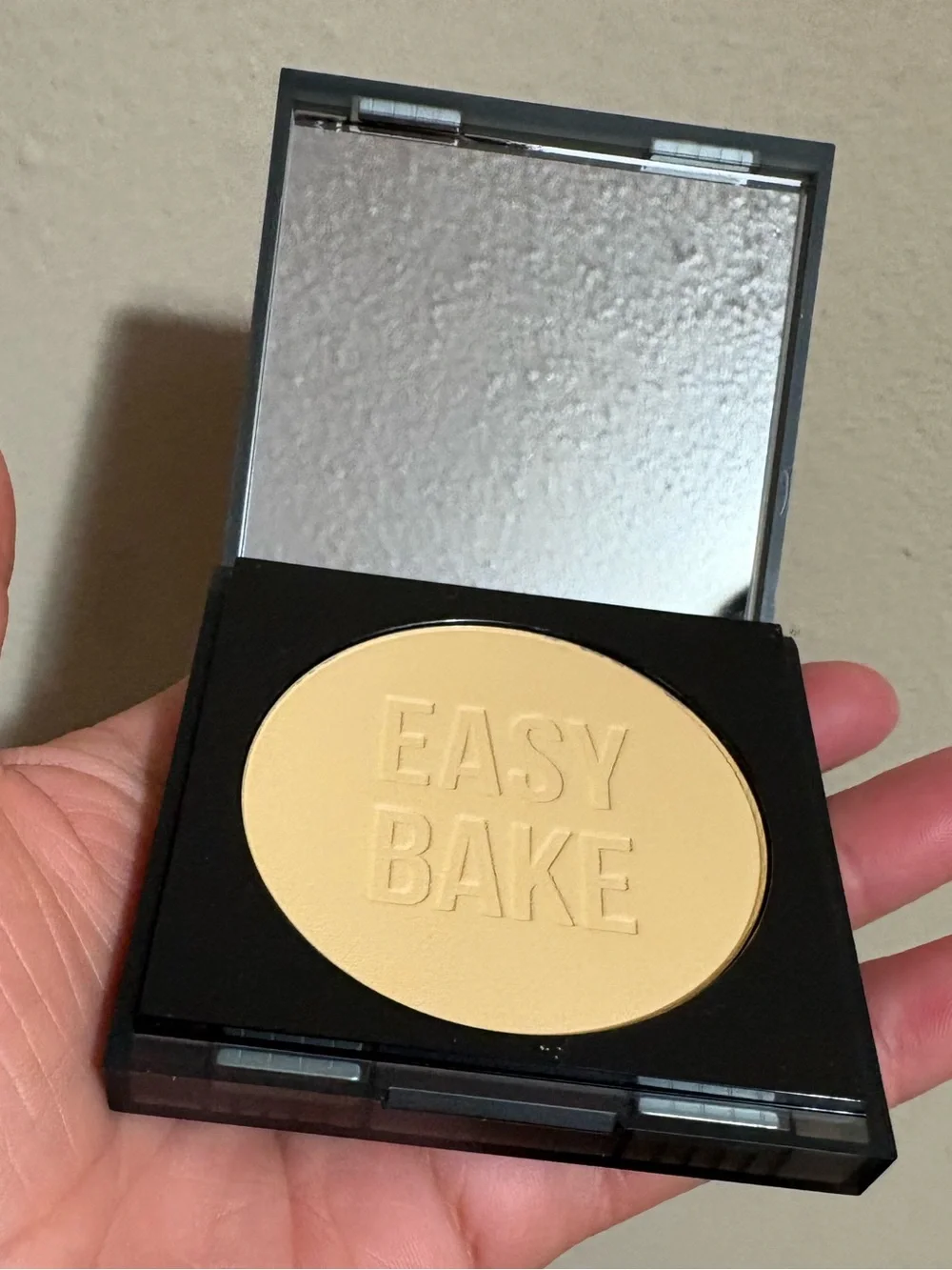 HUDA BEAUTY Easy Bake and Snatch Brightening & Setting Powder -BLONDIE Brand New